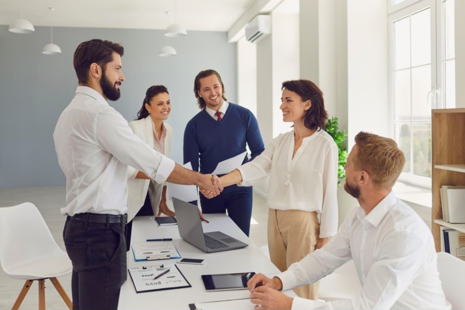 Navigating Franchise Marketing: Why Past Success Doesn't Always Translate 1 People in a business meeting shaking hands